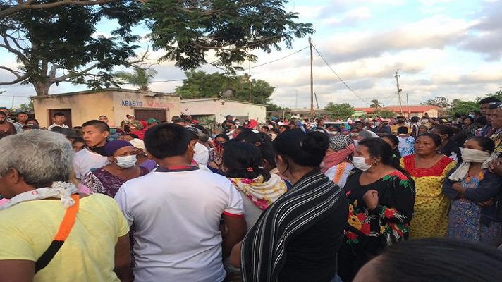 Desde las 6:45 de la tarde de este sábado se quedó sin electricidad el circuito de Paraguaipoa, en el municipio Guajira del estado Zulia. Este domingo la situación era igual. Aún así, militantes del PSUV movilizaron a los votantes en transporte dispuesto por el gobierno local, informó Radio Fe y Alegría. También les ofrecieron comida.