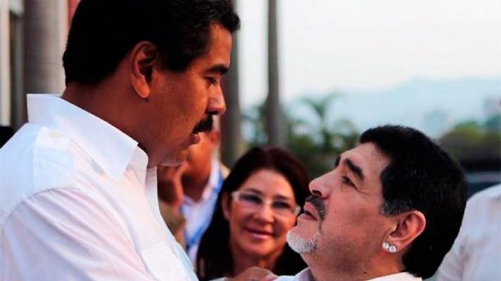 Diego Armando Maradona falleció el mes pasado, pero siguen saliendo a flote sus secretos. Los medios en Argentina llenan sus páginas con información, entre otras, de la relación con Nicolás Maduro. Al parecer, este le pidió dinero para varios de sus proyectos. Es decir que Maradona se fue de este mundo sin poder cobrar una deuda de 50 millones de dólares que Maduro le debía.