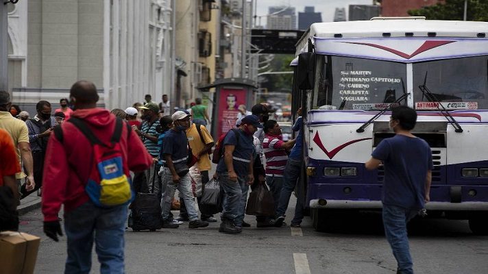 El régimen de Nicolás Maduro pretende eliminar el subsidio del combustible para el transporte público. La medida estaba vigente desde el primer trimestre del año, cuando se agudizó la escasez de gasolina.