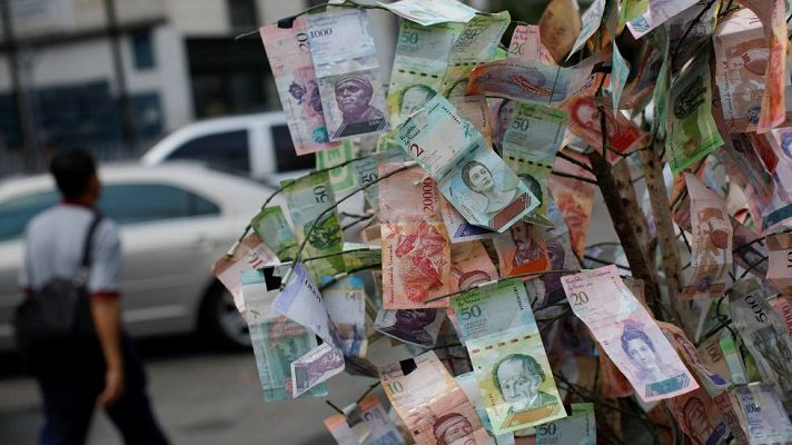 La posibilidad de una tercera reconversión monetaria en Venezuela está en el ambiente. Según algunos expertos financieros, esta vez se le quitaría hasta cinco ceros al actual bolívar. La medida podría estar vigente durante el primer semestre de 2021.