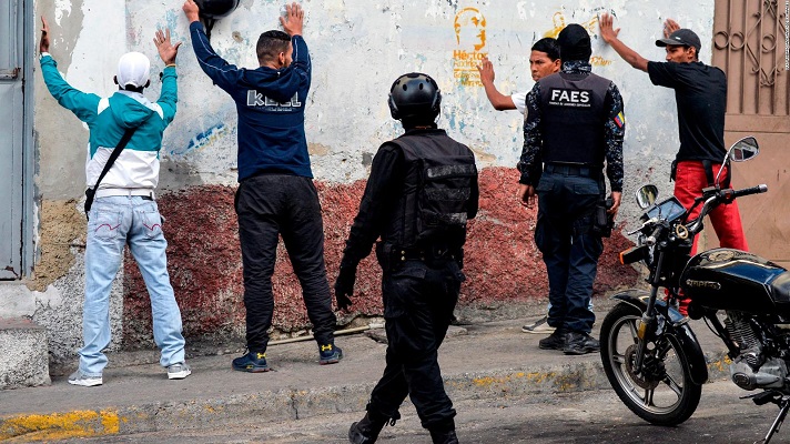 A las 24 personas que fallecieron en supuestos enfrentamientos con las FAES en La Vega, fueron víctimas de ejecuciones extrajudiciales. La denuncia la hizo el exfiscal del Ministerio Público, Zair Mundaray.