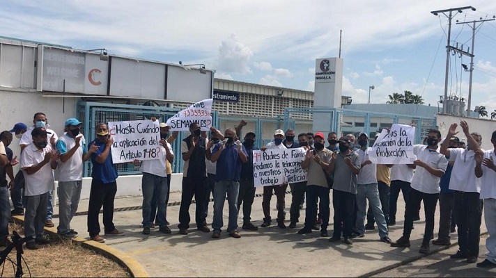 Con pancartas y apostados en las puertas de la Corporación Inlaca, los trabajadores exigen la reactivación de la producción paralizada desde hace más de dos meses.