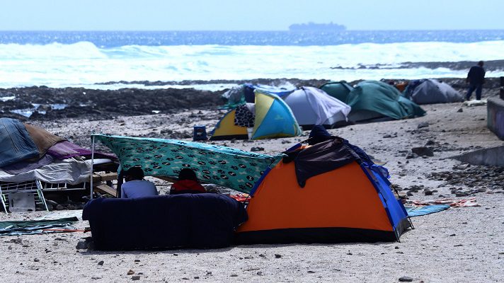 Las autoridades chilenas desalojaron al menos a 60 migrantes venezolanos en las playas de Iquique. Se trata de una zona conocida como Urracas que se encuentra en estricta cuarentena ante la pandemia de coronavirus.