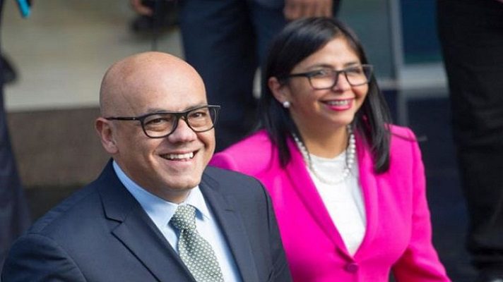 Los hermanos Delcy y Jorge Rodríguez integran desde hace años los círculos de poder en Venezuela. Él ahora es presidente de la Asamblea de Nicolás Maduro. Ella es su vicepresidenta. Ambos, complementan la tríada más poderosa del chavismo en Venezuela.