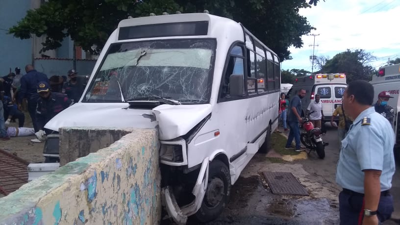 13-heridos-dejó-choque-camión-contra-autobús-La-Guaira