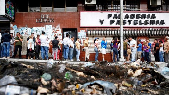 Venezuela perdió casi dos terceras partes de su PIB entre 2013 y 2019, mantuvo su caída en 2020. Para este 2021, el panorama de la economía venezolana es incierto. Pero, al parecer hay esperanzas, porque no se puede caer más bajo. Los especialistas prevén, incluso, cierta recuperación.