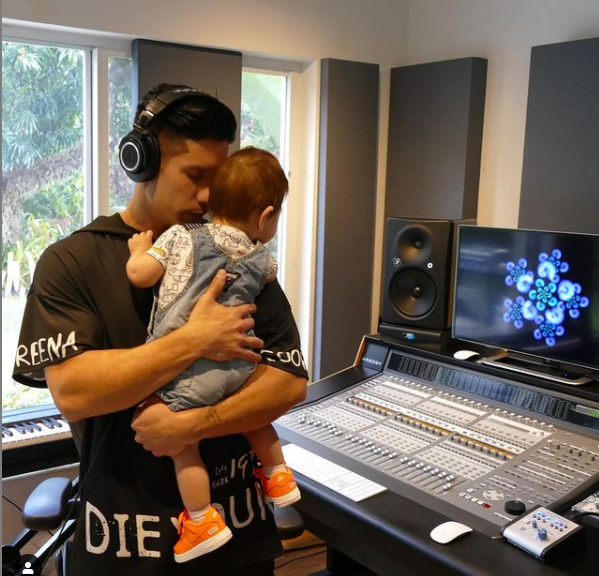 Chyno también compartió un tierno momento con su hijo. Foto: Instagram