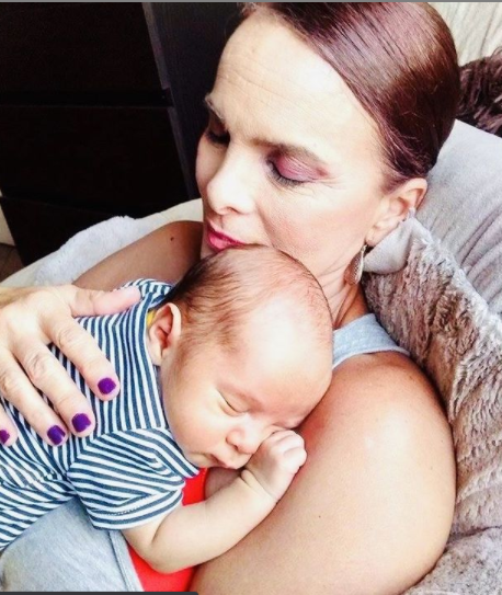 Con su primer nieto. Foto: Instagram