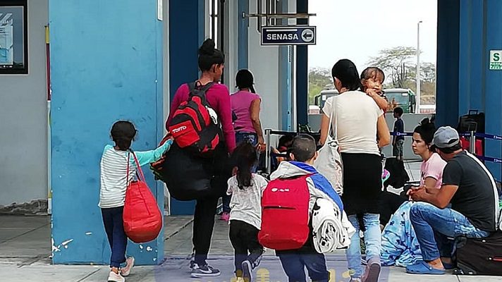 Las fronteras están cerradas desde inicios de la pandemia por la COVID-19. Aún así, familias de migrantes venezolanos ingresan a Perú por Tumbes, ubicado al norte, en la frontera con Ecuador. Según la fiscalía de esa nación, se han identificado a bandas de tráfico ilegal de personas. Se aprovechan de la necesidad y vulnerabilidad de los venezolanos para cobrarles cupos y hacerlos ingresar irregularmente al país.