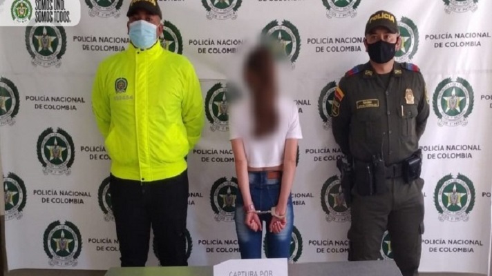 La policía de Antioquia, en Colombia, capturó a una mujer de 20 años señalada por abusar sexualmente de un menor de 13 años. Ella era su niñera.