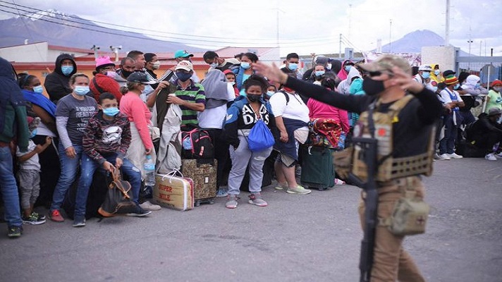 Decenas de migrantes venezolanos en su mayoría, que permanecían en la frontera entre Bolivia y Chile buscan alternativas. Se han desplazado a otras zonas como Oruro para llegar a territorio chileno.