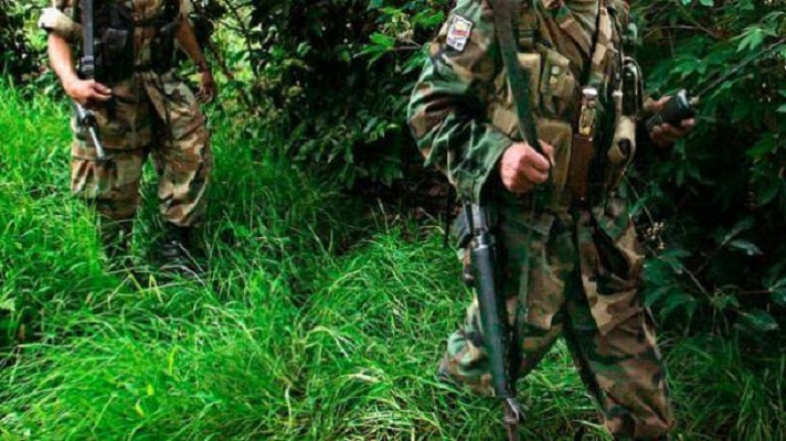 Un presunto enfrentamiento entre funcionarios del Ejército d e Venezuela y una supuesta célula de las FAR dejó un saldo de menos 6 muertos. Los hechos ocurrieron el viernes en el sector Agualinda de Puerto Ayacucho, en el estado Amazonas.