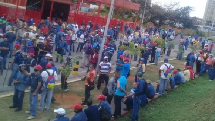 Cansados por los salarios de hambre, trabajadores de las empresas básicas de Guayana salieron a protestar este lunes.