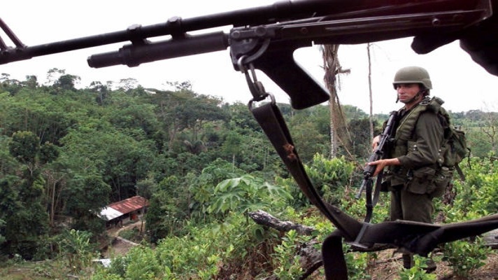 El Ejército venezolano despliega un intenso operativo de patrullaje y allanamientos a viviendas. Lo hizo en los sectores Mata Gorda y El Cuero, Agua Linda en el estado Amazonas. Las actividades habrían dejado como saldo seis caídos, cuyos cadáveres hasta ahora no aparecen.