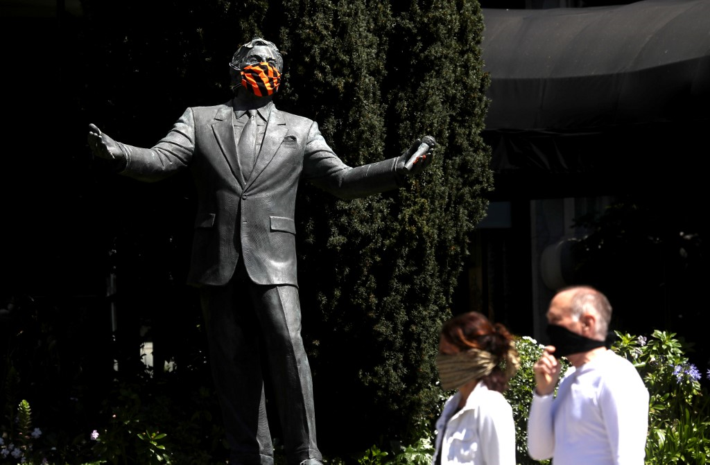 La estatua de Tony Bennet en San Francisco fue adecuada a la pandemia. Foto: AFP