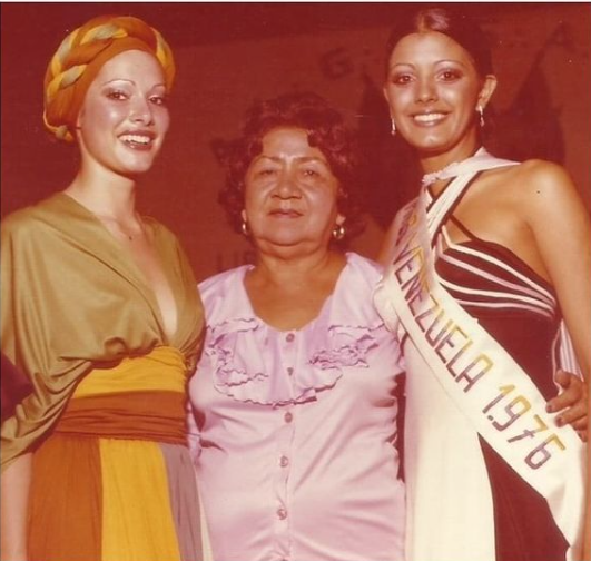 Judith Castillo acompañada por su abuela y Bethzabeth Ayala quien la secundó en el cuadro de 1976, Foto: Instagram