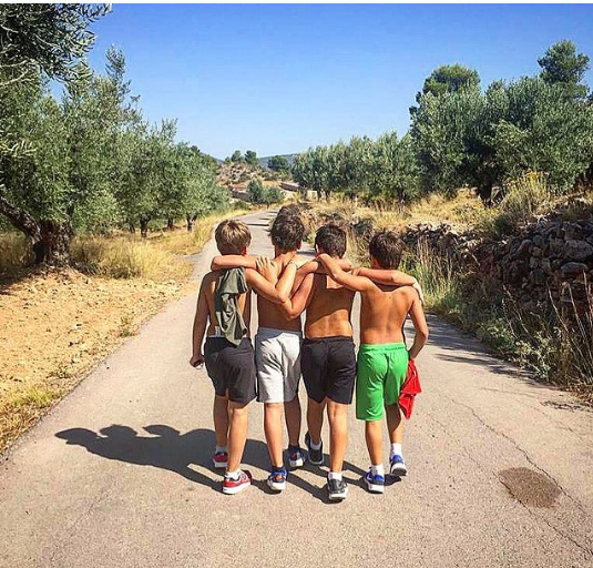Tadeo, Telmo, Diego y Tiago los hijos de Nacho Palau y Miguel Bosé. Foto: Instagram