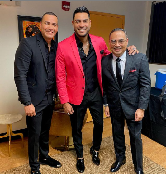 Ronald Borjas compartió recientemente en su Instagram con Víctor Manuelle y Gilberto Santa Rosa. Ahora lo hará con "El Pollo" Brito desde el sofá. 