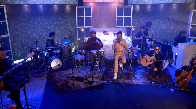 Los Primera estuvieron acompañados por cinco músicos. Foto: Captura del streaming