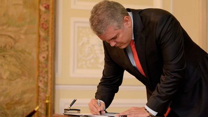 El presidente de Colombia, Iván Duque, firmó este lunes el decreto que activa el Estatuto Temporal de Protección para Venezolanos. En un acto, desde el Palacio de Nariño, el mandatario dijo sentirse complacido por quienes apoyan la iniciativa, en especial a la ONU y a la Acnur.