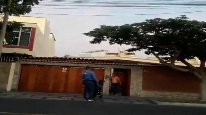 El representante de Guaidó en Perú, Carlos Scull, informó que detuvieron el hombre que amenazó con una pistola a Oswaldo Giran. Él es un joven venezolano que trabaja como repartidor de la empresa Rappi.