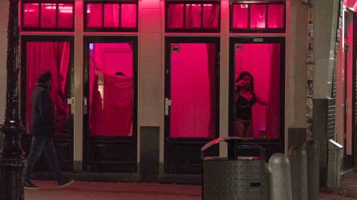 Las trabajadoras sexuales, como piden ser calificadas, se movilizaron este martes en Países Bajos. Las prostitutas exigen que se les permita volver a ejercer al igual que el resto de profesiones de contacto, como las peluqueras o masajistas. Recordaron 