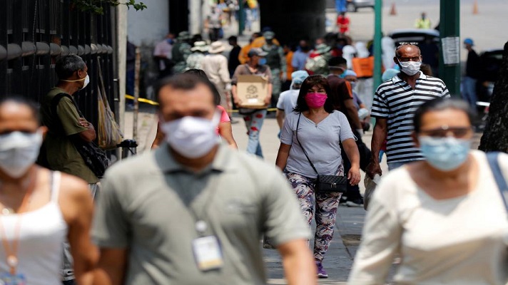Cuando las vacunas han permitido que el mundo comience a tomar aire, Venezuela contiene el aliento. Tras un año de convivencia con la COVID-19, la mutación brasileña ha hecho que la segunda ola de contagios llegue al país. ¿La consecuencia? Ciudadanos asustados por su propia crisis y con pánico por el colapso hospitalario.