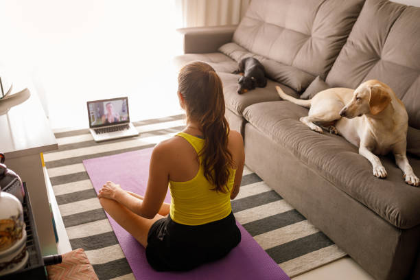 Mujer practicando yoga vía internet . 