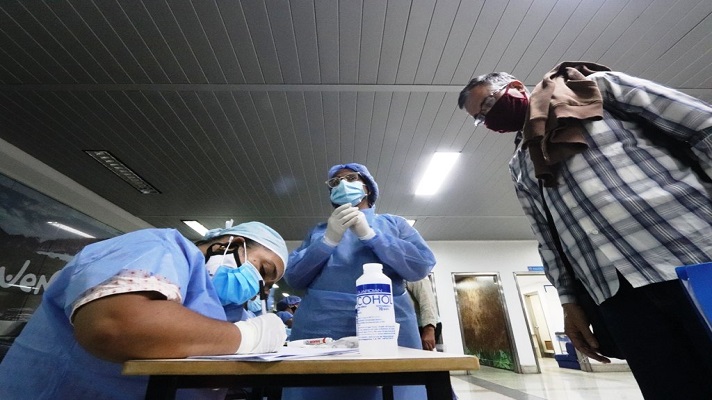 Por órdenes de Nicolás Maduro se habilitó en el Aeropuerto de Maiquetía un laboratorio privado para realizar la prueba PCR. La misma será aplicada a los pasajeros que lleguen al país. El costo del test para detectar coronavirus es de 60 dólares y el obligatorio.