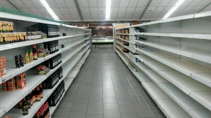 Con una sociedad empobrecida, golpeada y desnutrida, Venezuela es testigo de un nuevo azote para su crisis. La escasez de gasoil, clave para el traslado de bienes por el país. La consecuencia de esto es que pronto habrá anaqueles vacíos.