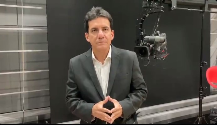 ¡ROLO DE SUSTO! A Periodista Carlos Orduz le cayó encima una gran pantalla (Video)