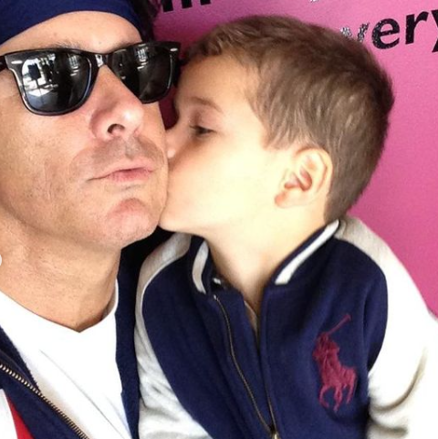 Fernando Carrillo con su hijo mayor. Foto: Instagram
