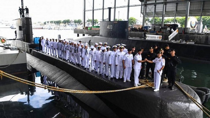 Indonesia dio por muertos a los 53 tripulantes del submarino desaparecido en la madrugada del miércoles en aguas al norte de Bali. Esto después de encontrar el sumergible partido en tres partes a una profundidad de más de 800 metros.