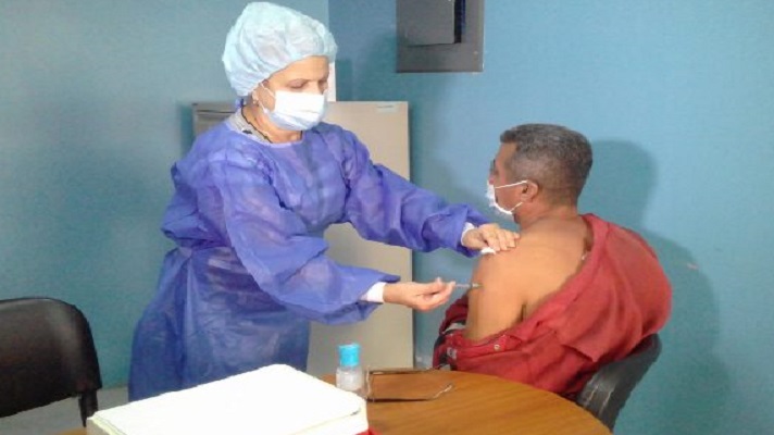 Desde que comenzó el proceso de vacunación en Venezuela, casi la totalidad de los más de 21.000 médicos cubanos en el país ya recibieron su inmunización.