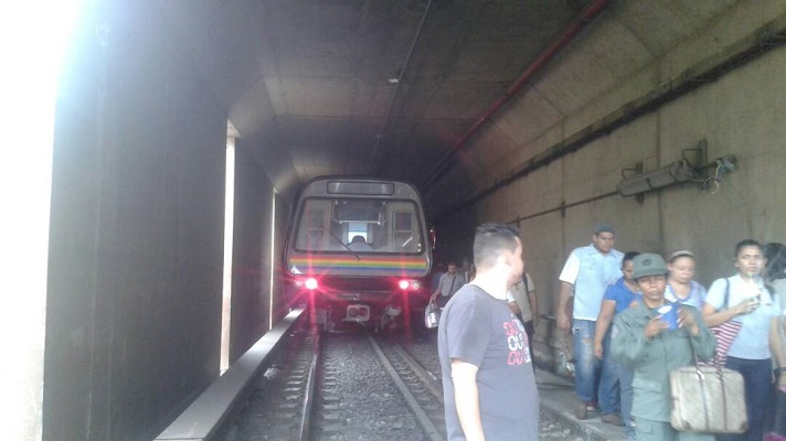 La mañana de este miércoles se presentó otra falla en el Metro de Caracas. Esta vez, se trata de un cortocircuito que originó una explosión y chispazos entre las estaciones Plaza Venezuela y Sabana Grande.