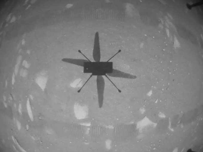 Helicoptero Ingenuty sobrevuela Marte y toma foto en blanco y negro