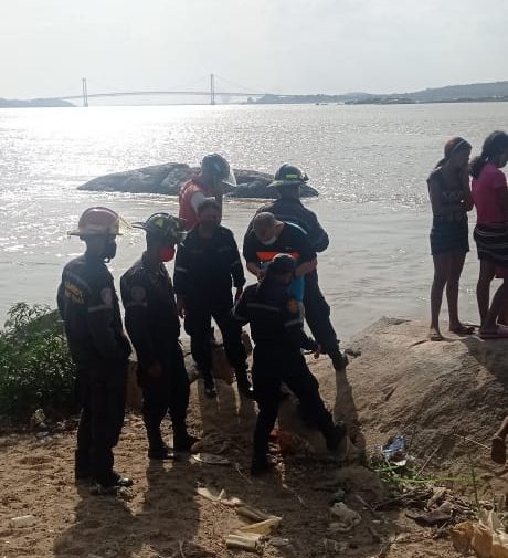 Bomberos buscan a pescador que cayó en aguas del río Orinoco