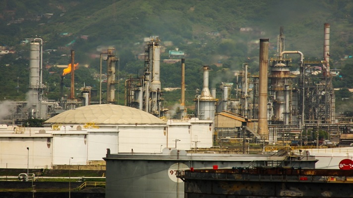 La refinería de Puerto la Cruz parece, literalmente, un bombillo. Dirigentes sindicales del sector petrolero denunciaron que a tan solo 11 días desde que comenzó a operar, nuevamente paralizaron sus operaciones.