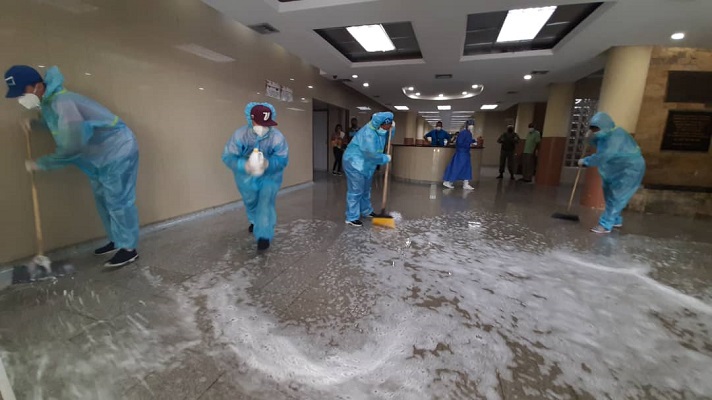 Tras el aumento de casos de COVID-19 en Anzoátegui, realizaron una jornada de desinfección en el Hospital Dr. Luis Razetti de Barcelona