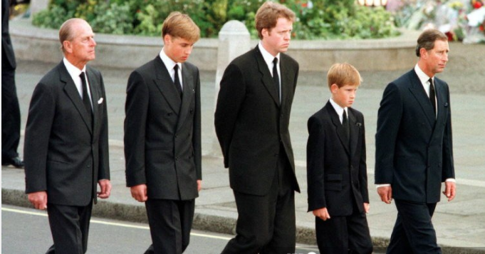 El príncipe Felipe acompañó a su hijo y nietos en el sepelio de Lady Di. Foto AFP
