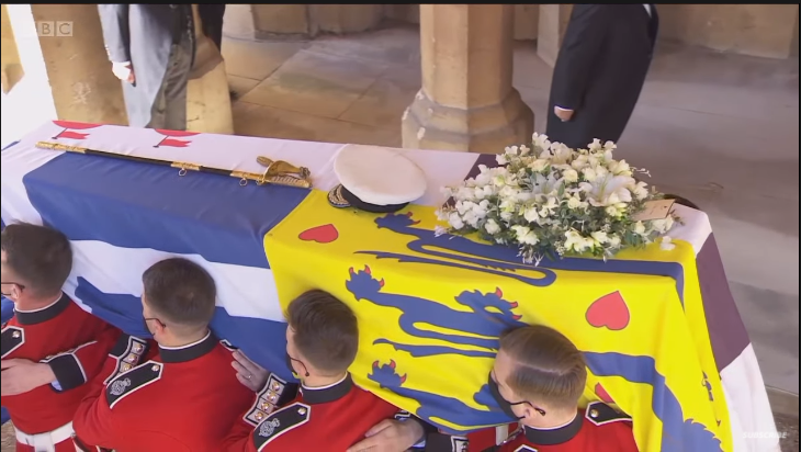 La guardia real cargó el ferétro del príncipe Felipe. Foto captura de YouTube de BBC
