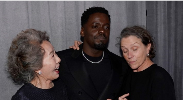 Daniel Kaluuya junto a Frances McDormand y Youn Yuh-jung en el Óscar. Foto AFP