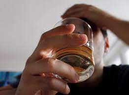 Alcohol tóxico provoca muerte de al menos 25 personas en India