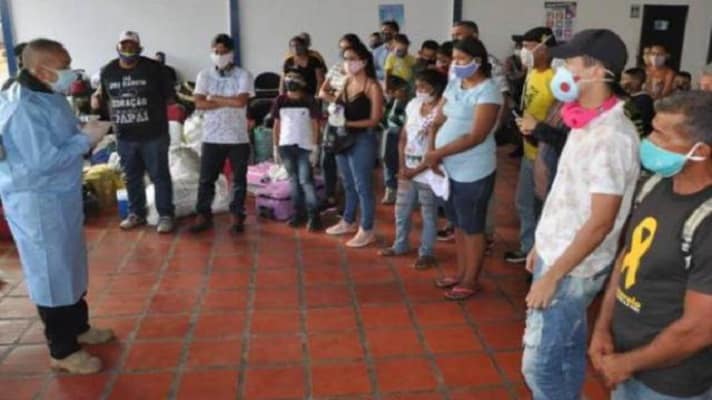 Los venezolanos que retornan al país por la frontera con Brasil denuncian que los reciben con nulos protocolos para evitar el contagio por COVID-19.