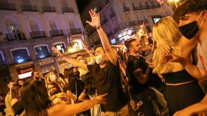 espanoles-celebraron-finaliza-el-estado-de-alarma-en-espana-por-la-pandemia-del-covid-19