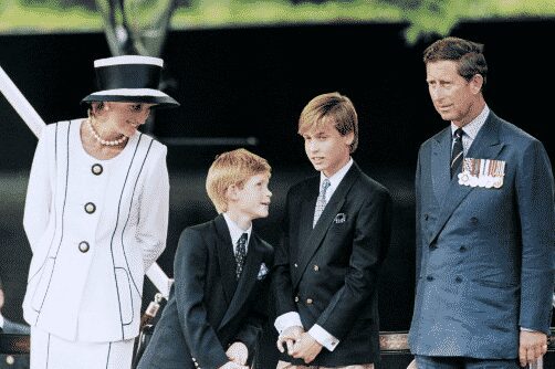 Los príncipes Harry y Guillermo con sus padres. Foto AFP