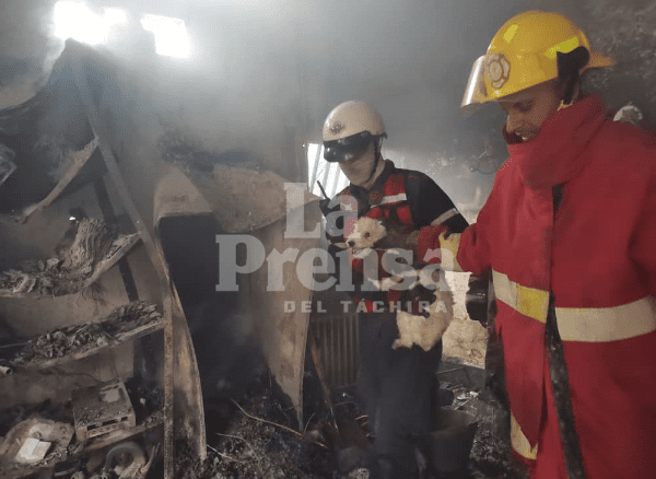 SAN CRISTÓBAL: dos heridos deja incendio de garaje en el 23 de Enero