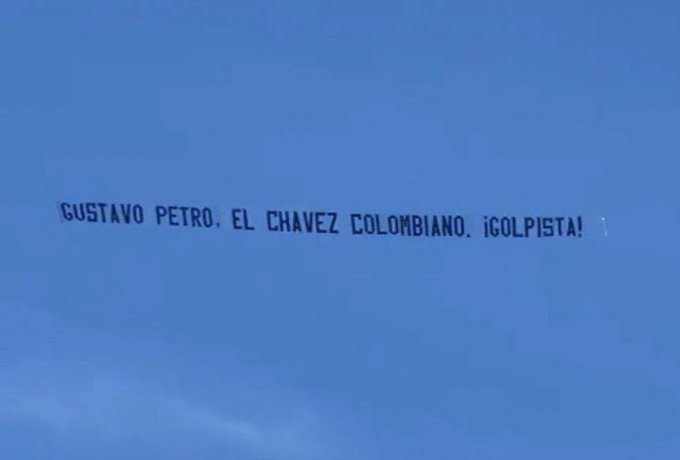 Mensajes contra políticos colombianos sobrevuelan cielo de La Florida