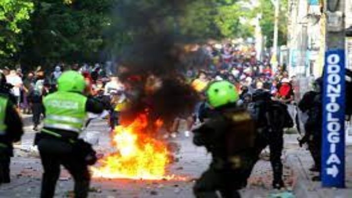 ocho-horas-de-enfrentamientos-bomba-molotov-le-estallo-en-la-mano-a-joven-durante-protestas-en-colombia