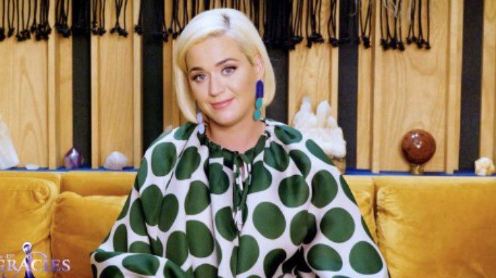 No se quiso perder el chisme: Katy Perry cuela en un álbum de fotos el beso de los Bennifer